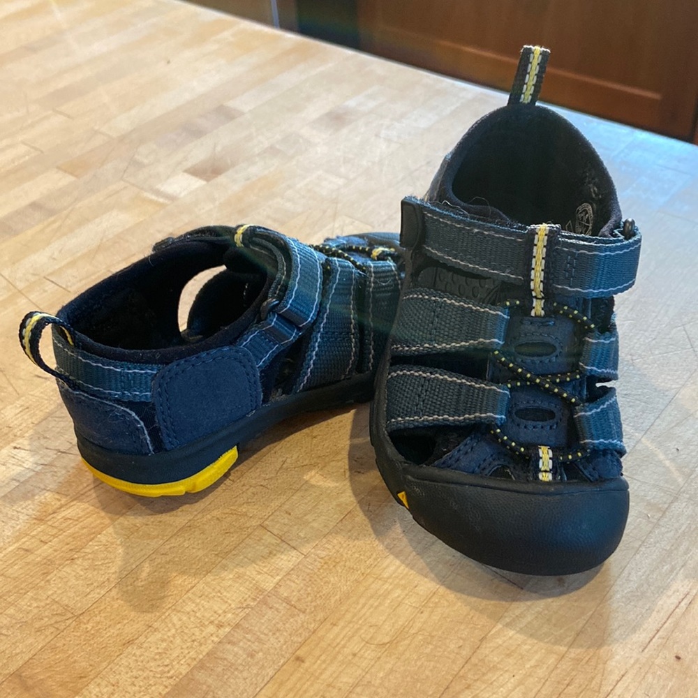 LIKE NEW! Keen Navy Sandals Seacamp
